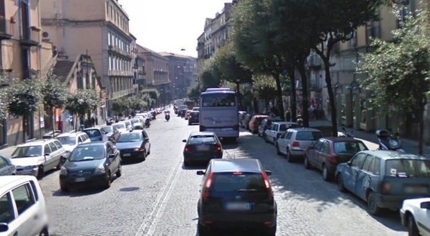 Napoli: rubano portafogli al passeggero del bus, la vittima li insegue. Bloccati dalla polizia