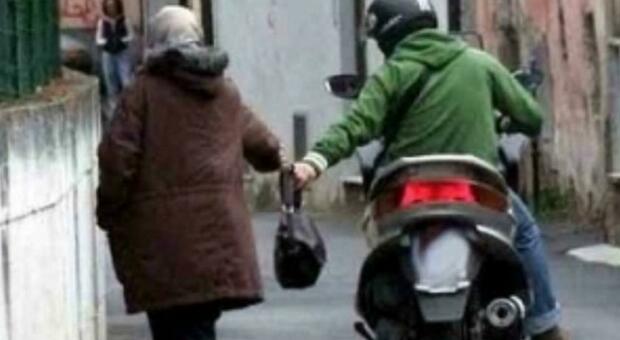 A bordo del motorino strappa la borsetta ad una anziana: arrestato