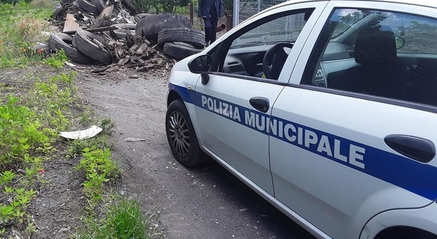 Sversamento di pneumatici, chiude una strada a Palma Campania