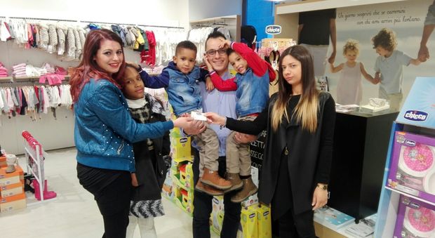 La famiglia Siano riceve il buono di 500 euro da Fabiana Sica della Chicco di Salerno