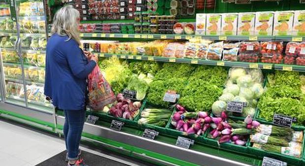 Arriva il caro-spesa: sacchetti a pagamento per frutta e verdura