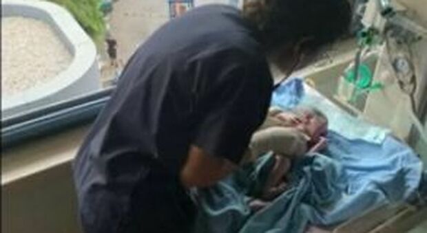 Beirut, l'esplosione distrugge la sala parto, bimbo nasce sano e salvo grazie all'aiuto dei medici