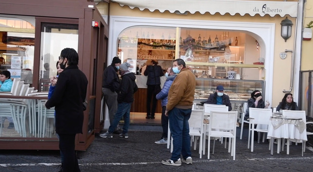 Campania in zona arancione, il Tar accoglie il ricorso di De Luca: chiusi bar e ristoranti a Capri