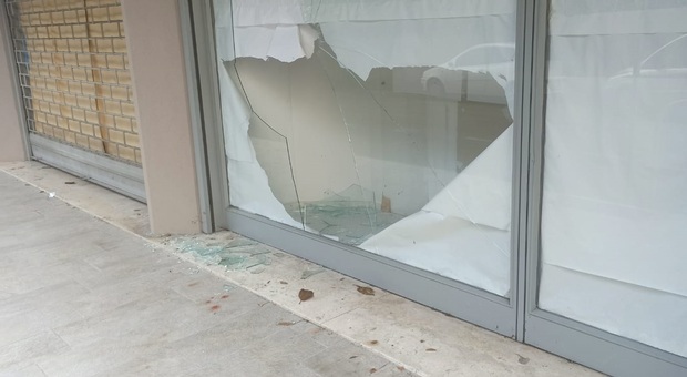 In preda a un raptus di rabbia sfascia la vetrina di un negozio e si ferisce: giovane denunciato