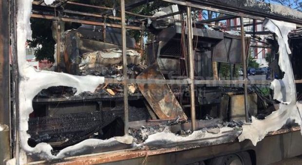 Lecce, ancora ambulanti nel mirino: furgone dei panini in fiamme