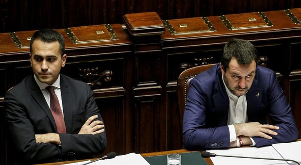 Le liti di Salvini e Di Maio: alleati di opposizione. E l'Italia assiste incredula