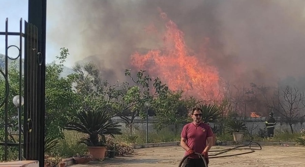 Vesuvio, primi incendi e la denuncia dei residenti: «Serve più prevenzione»
