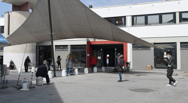 Fila davanti a un supermercato a Rieti (foto Fabi/Meloccaro)
