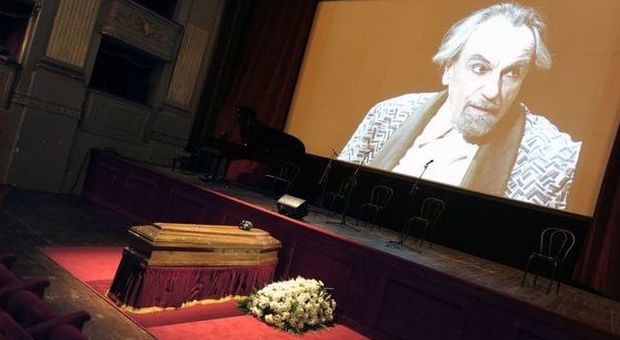 Luca De Filippo, da Servillo a Salemme: tutta Napoli al teatro Argentina per l'ultimo saluto