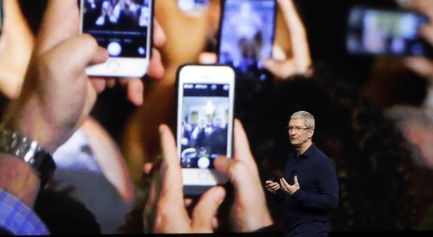 Apple, il nuovo iPhone avrà uno schermo curvo e più grande