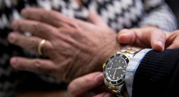 Bella "gitana" confonde il nonno in strada e gli sfila Rolex da 4mila euro