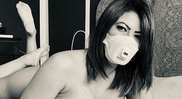 Coronavirus, la modella Fabiana Britto nuda con la mascherina: «Basta allarmismo» FOTO