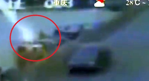 Cina, pescatore ucciso da un fulmine: la tragedia in un video choc