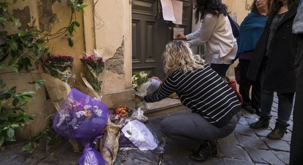 Roma, omicidio in centro: fiaccolata per la maestra Michela uccisa dal compagno