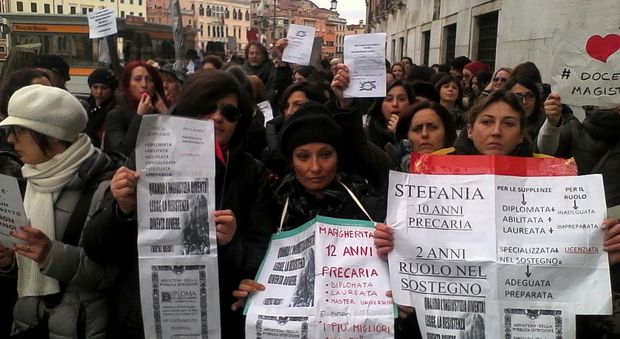 Protesta delle insegnanti senza laurea: «Licenziamenti di massa»