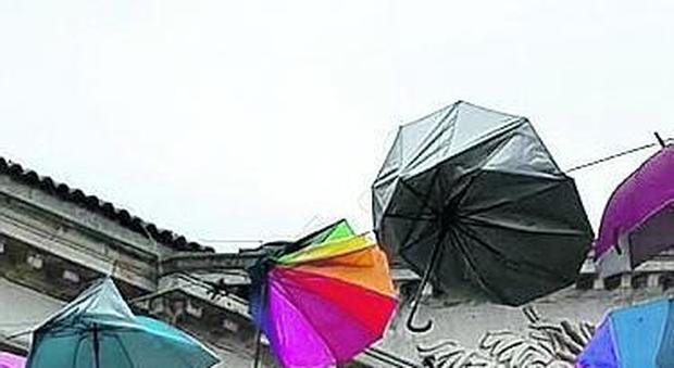Carnevale, la bora fa un dispetto agli ombrelli