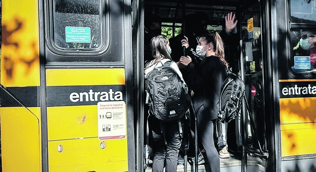 Ritorno a scuola a Napoli, cento bus in più: c'è rischio assembramenti