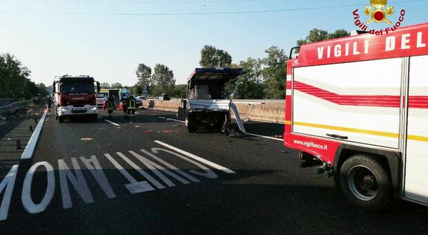 Incidente in A14 fra un Tir e un furgone della frutta: l'eliambulanza atterra in autostrada e si blocca il traffico