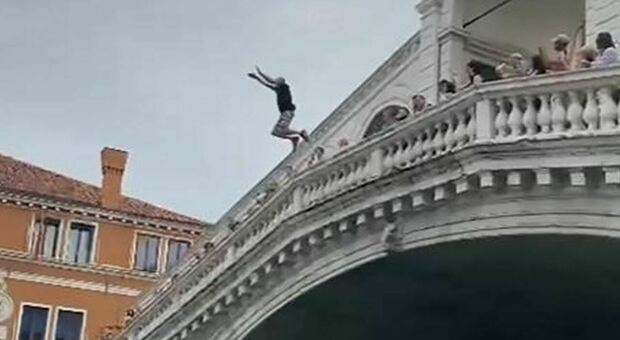 Tuffatore dal Ponte di Rialto applaudito dai passanti: rischia un anno lontano da Venezia