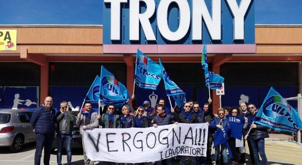Trony nel caos, 500 lavoratori a rischio: "Siamo nel panico". 43 negozi chiusi in tutta Italia