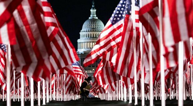 Insediamento Biden: 200mila bandiere al posto del pubblico in una Washington blindata