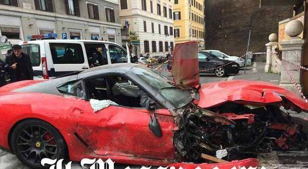 Roma. Garagista perde il controllo: Ferrari si schianta dentro un negozio| Foto