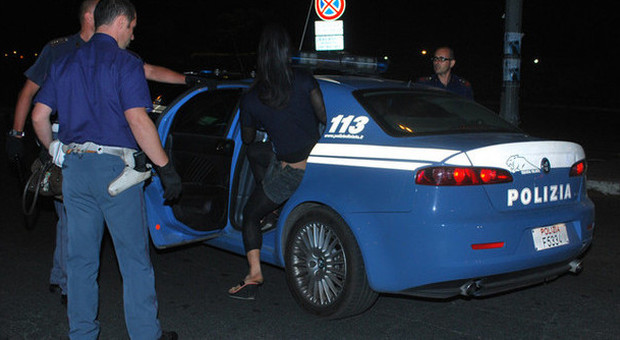 Porto Sant'Elpidio: controlli della polizia a lucciole, clienti e pubblici esercizi