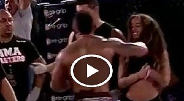 La rabbia del lottatore sconfitto: sul ring dopo il verdetto colpisce una ragazza