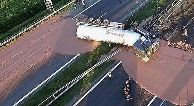 Polonia, tir carico di cioccolato si rovescia: disastro in autostrada