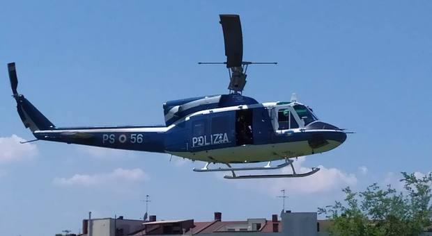 L’elicottero insegue l’auto sospetta furto sventato, presi i due fuggitivi