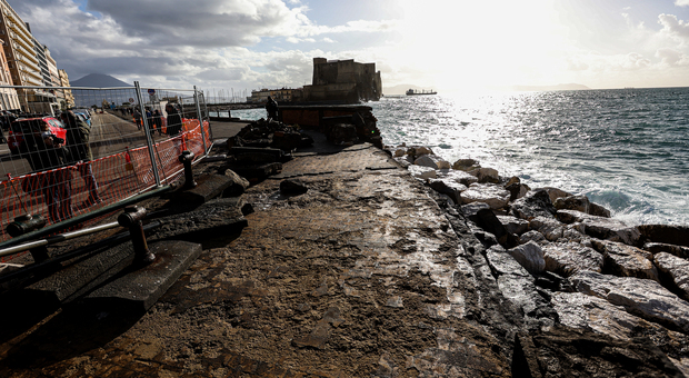 Mareggiata choc a Napoli, danni enormi: riaperta via Partenope. De Magistris: «Non sarà un anno orribile a fermarci»