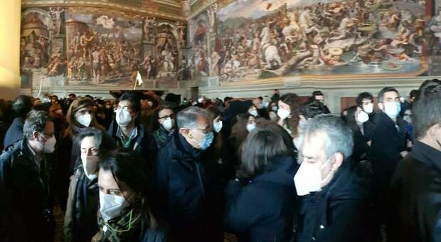 Musei Vaticani aperti nel weekend, assembramenti nelle sale. Le guide: «Un carnaio infernale». La direttrice: «Nessuna situazione drammatica»