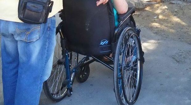 Ragazzini di 13 e 15 anni rapinano un'anziana ​in sedia a rotelle: incastrati dal video