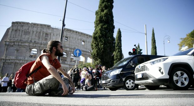 Gli ambientalisti e i blocchi stradali alla romana: «Fatti un po' più in là, che con la moto ci passo»