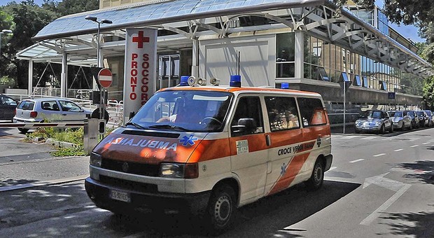 Pesaro, furgone contro un'auto: due all'ospedale e traffico in tilt