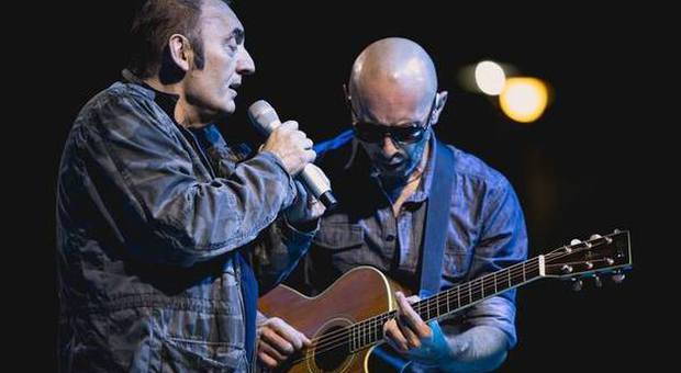 Carlo De Bei e Mango durante un concerto