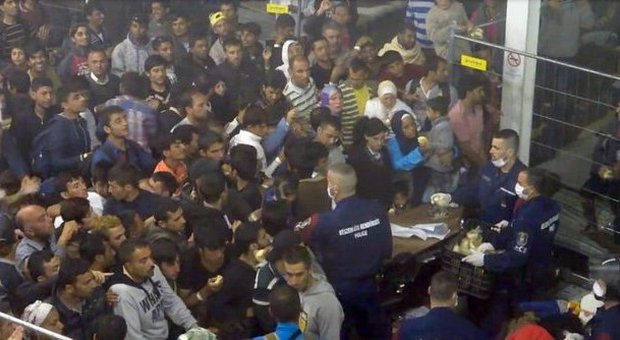 Migranti, Ungheria costruisce porta blocca-ferrovia: «Da martedì migranti rimandati in Serbia»