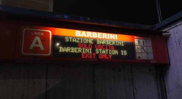 Metro A nuovamente chiusa in entrata a Barberini, rabbia dei passeggeri: «Vergogna»