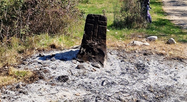 Frosinone, cippo confinario avvolto dalle fiamme: danni e indagini