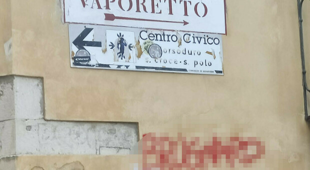 Caro affitti per gli studenti a Venezia, scritte in centro storico contro il sindaco Brugnaro: individuati i responsabili