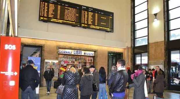 Ancona, la ferroviera chiede il biglietto Il tunisino l'aggredisce: "Schiava"