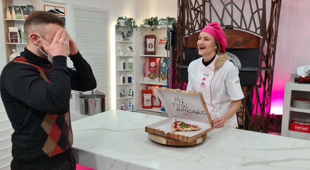 Elena Secrii e il suo Pietro nel programma televisivo “PizzaGirls” su La 5
