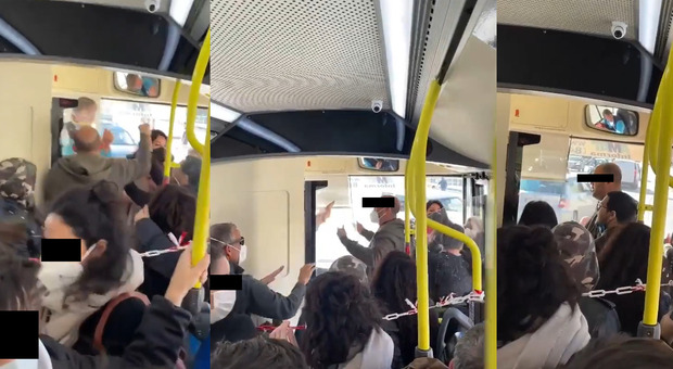 Palermo, orrore sul bus: autista insultato e preso a schiaffi dai passeggeri. Il video diventa virale