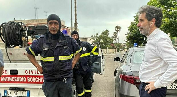 Incendi a San Cataldo, Salvemini: «Fate attezione, l'allerta resta». Poi la rabbia: «Idiozia dell'uomo ma ripartiremo»
