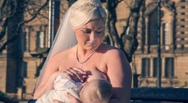 Facebook censura la foto di una mamma che allatta: esplode la protesta social. Poi il passo indietro