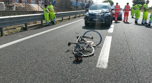 Roma, ciclista travolto da auto a Porta Pia: è grave