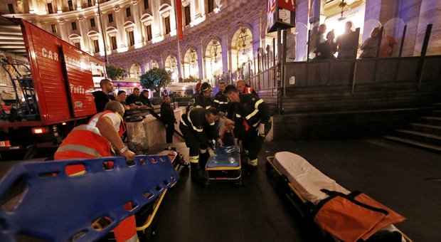Roma, panico nella metro A: dopo il crollo delle scale stazioni sotto inchiesta
