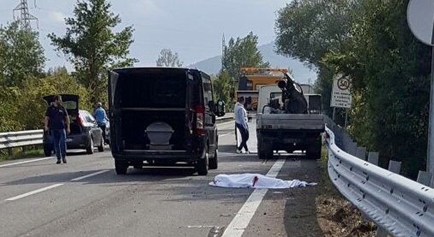 Autocompattatore piomba su 2 furgoni: 1 morto e 2 feriti sulla Bari-Brindisi