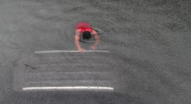 Pioggia assassina e frane: dieci morti annegati all'interno delle auto. Coccodrilli in strada