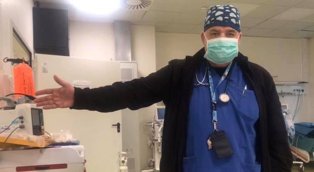 Coronavirus a Napoli, l'anestesista: «Ho lottato per Raffaele, non ce l'ha fatta. Ricoverato troppo tardi»